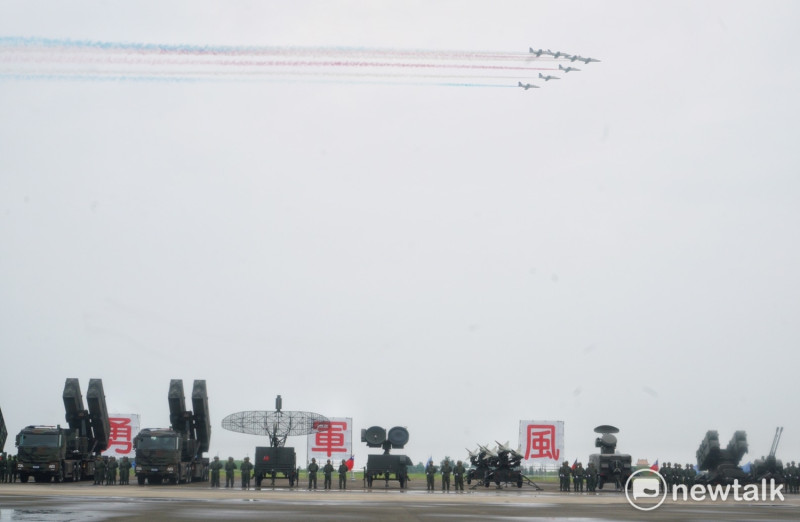編成校閱典禮上，空軍也出動雷虎特技小組進行飛行表演，以機尾噴出的彩煙點天空，氣勢十足。   圖：常日豪/攝
