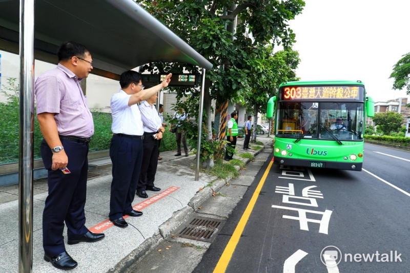 台中市長林佳龍今天搭公車前往清水國中。   圖：台中市政府/提供