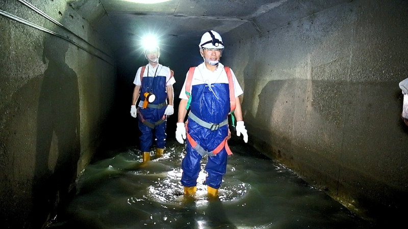 嘉義市長涂醒哲為了徹底執行清淤，穿著青蛙裝進入下水道勘查。   圖：嘉義市政府/提供