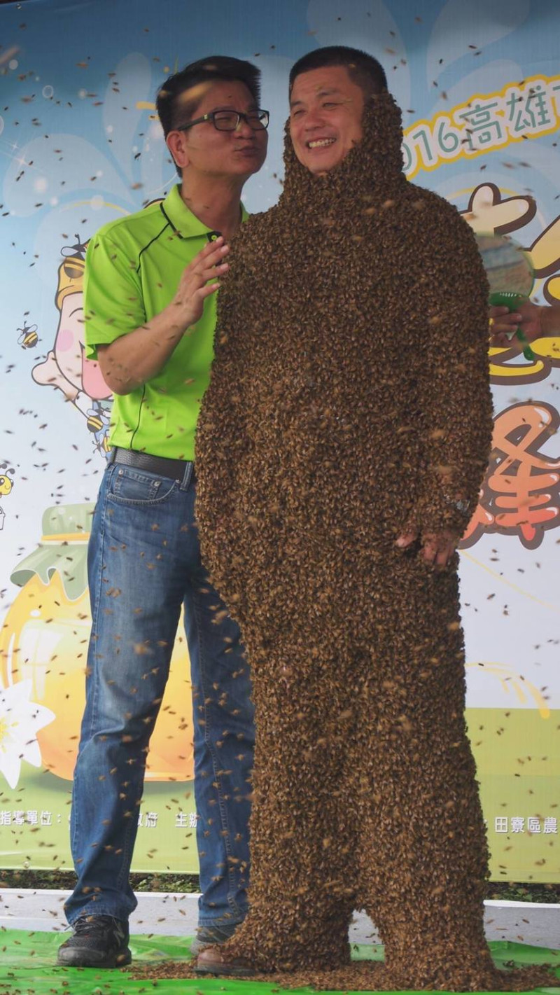 全台獨家「經典蜂人秀」就在大崗山龍眼蜂蜜文化節。   圖：翻攝自大崗山龍眼蜂蜜文化節FB