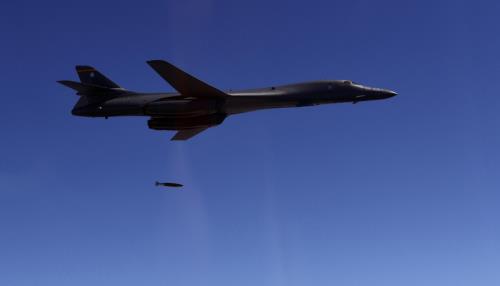 美軍B-1B轟炸機，在南韓皮爾森靶場上空丟擲武器，警告北韓別輕舉妄動。   圖：截自美軍太平洋司令部官網
