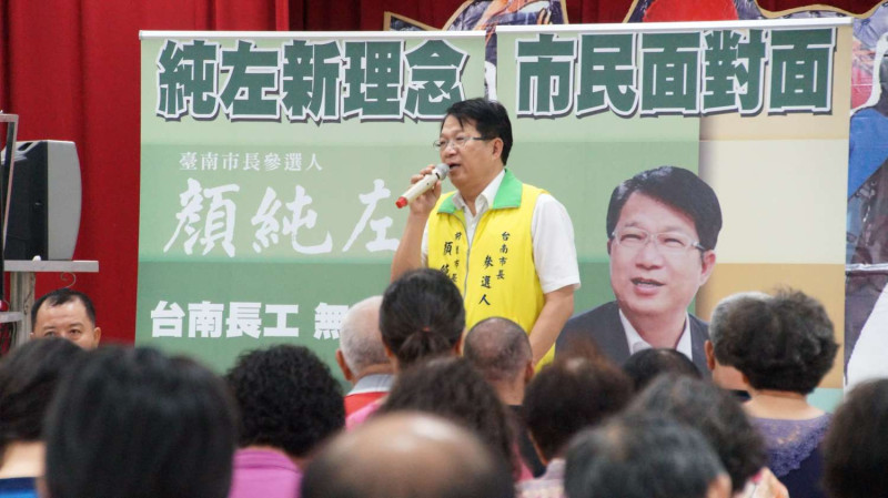 台南市長參選人顏純左連日來兵分三路與鄉親搏感情，舉辦「市民面對面」活動。   圖 : 黃博郎 / 攝