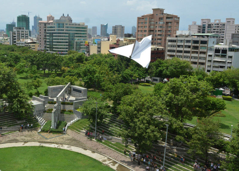 國立科學工藝博物館邀請紙飛機滯空時間金式世界紀錄保持人戶田拓夫，摺製了一架長2公尺的紙飛機，迎風飛翔。   圖 : 高雄科工館 / 提供