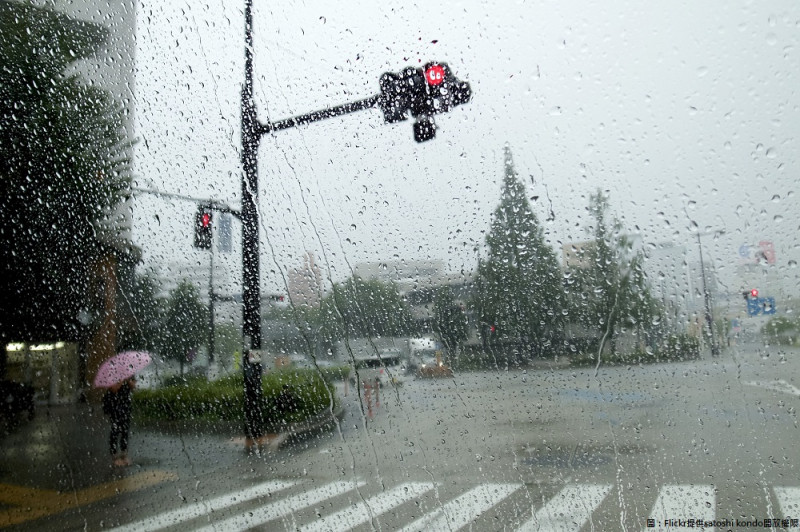 今(3)天仍然受瑪娃颱風影響，各地降雨機率高，尤其基隆北海岸、大台北山區及宜蘭有持續時間長且強的降雨，請民眾特別留意天氣警報的發布，另外，沒有降雨時仍會感到悶熱，各地高溫大約在31、32度左右。   圖：Flickr提供satoshi kondo開放權限