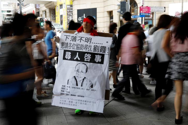 香港民眾8月間在街頭以「尋人啟事」海報，抗議中國政府至今仍未釋放已故諾貝爾和平獎得主劉曉波遺孀劉霞。   圖：達志影像／路透社