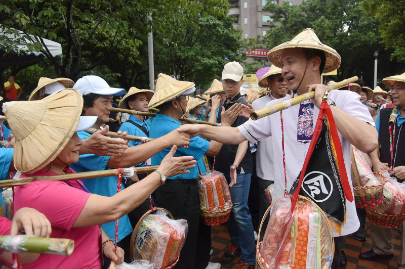 上午的挑擔奉飯活動，吸引了4000多人參加，集結老、中、青三代與多元族群，並由新北市長朱立倫親自參與挑擔奉飯引領隊伍入場。   圖：新北市政府提供