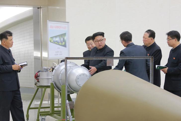根據一項民調顯示，近6成南韓人對於北韓是否會發動戰爭感到懷疑。圖為北韓領導人金正恩正在指示有關氫彈的試爆事宜。   圖：達志影像／路透社資料照片