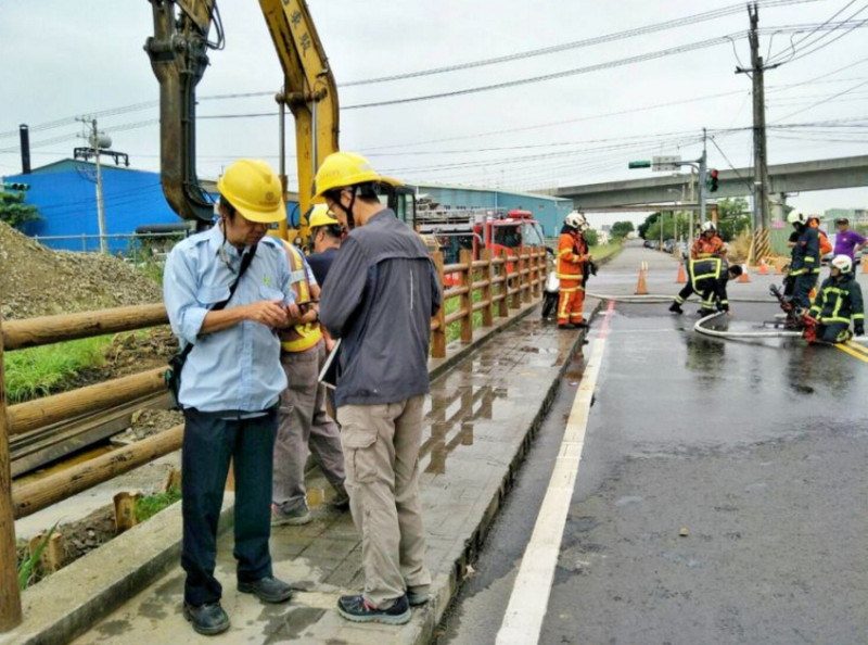 桃園市一家包商在蘆竹區進行管線挖掘作業時，不小心將台灣中油公司管線挖破，造成柴油外洩，現場油氣瀰漫。   圖：桃園市消防局/提供
