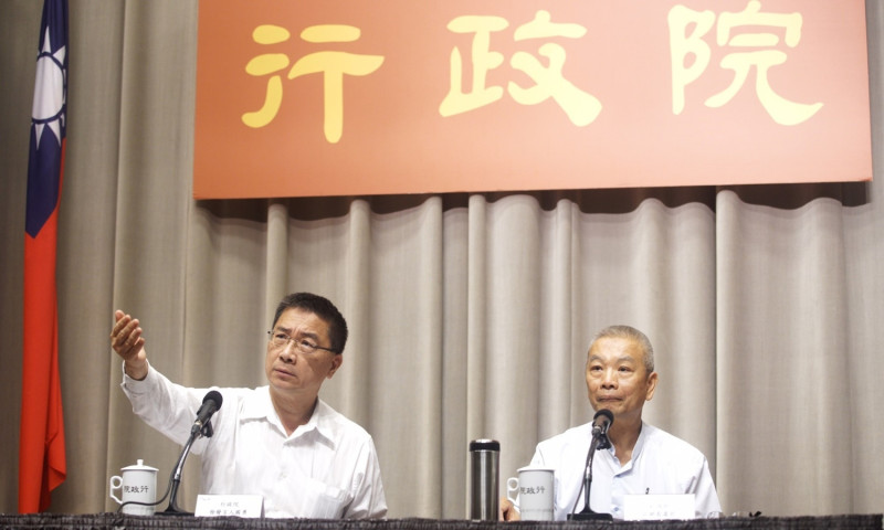 行政院發言人徐國勇（左）4日證實林全已經請辭。   圖：常日豪/攝