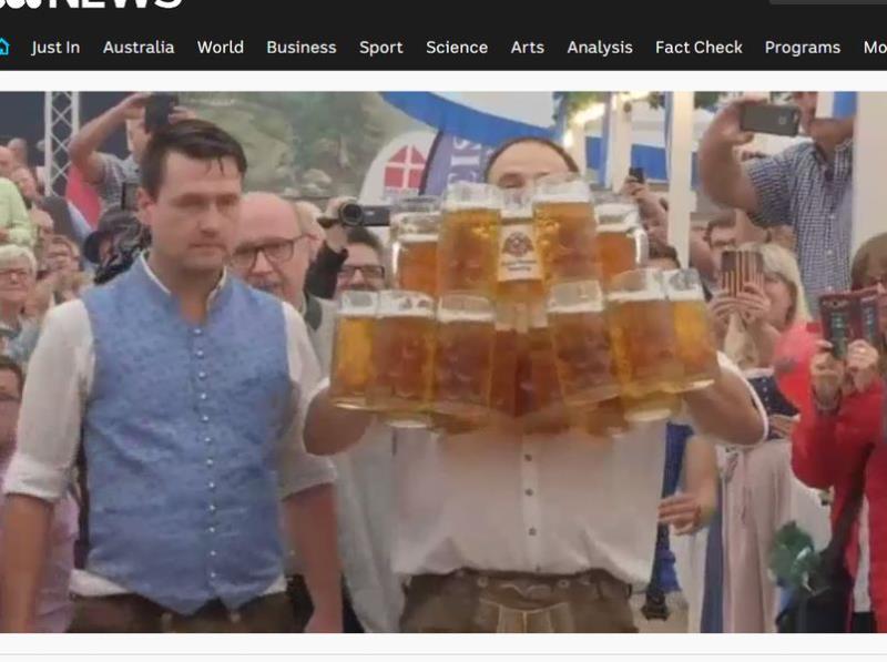 全世界最大啤酒節在德國巴伐利亞舉辦，一名男子徒手端起29杯啤酒，寫下新世界紀錄。   圖 : 取自澳洲廣播公司新聞網www.abc.net.au/