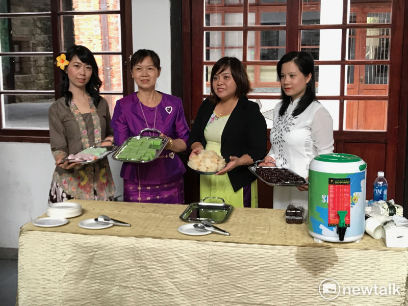 台北市文化局舉行「台北文化護照」活動，5日起開放報名。圖為4位新住民分享甜點，來自印尼的林夢娜（左起）、泰國的李拉雀薇、越南的麥玉惠、越南的潘之川。   圖 : 周煊惠/攝