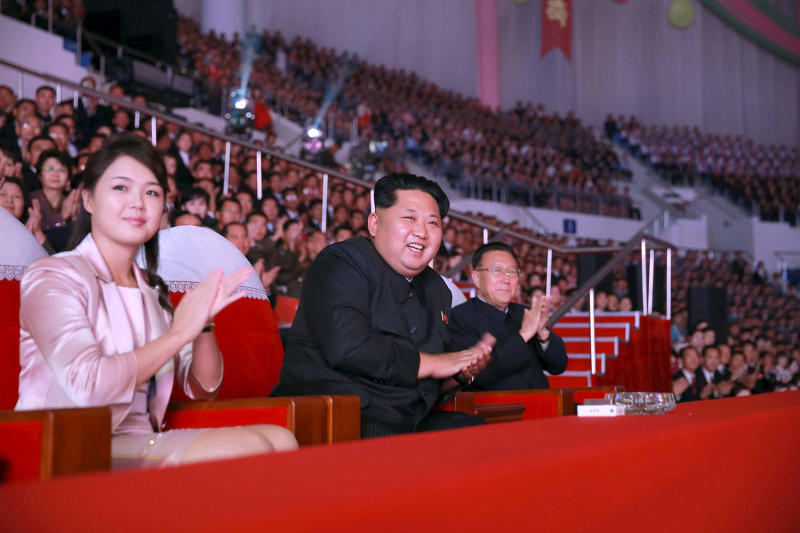 朝鮮領導人金正恩（中）與妻子李雪主（左），2015年10月19日難得共同出席韓國工人黨70週年紀念日。   圖：達志影像/路透社