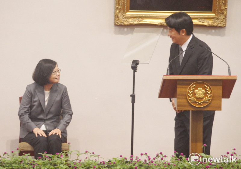 即將接任新閣揆的台南市長賴清德今(5)天致詞前，先向蔡英文總統致意。   圖：常日豪/攝