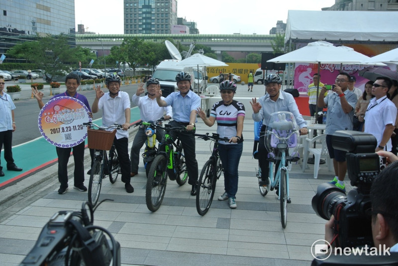 台中市長林佳龍率相關首長為自行車系列活動宣傳。   圖：唐復年/攝
