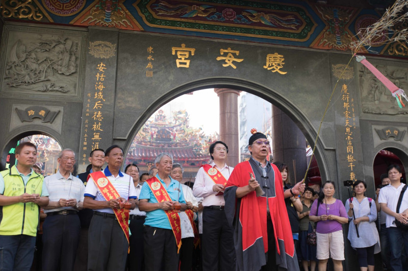 林右昌今(5)日下午出席在慶安宮舉行的中元普度儀式   圖：基隆市政府/提供