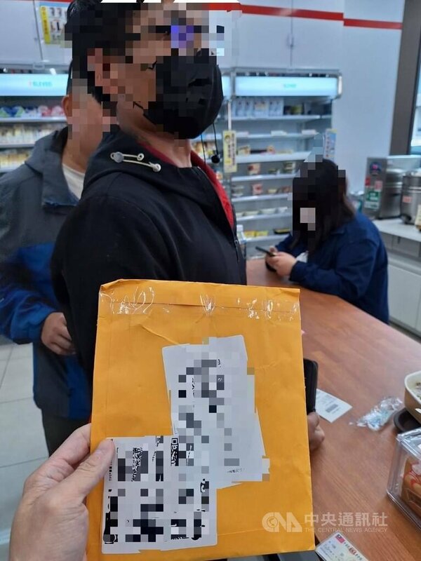 蔡姓女大生日前誤信詐團通知中獎新台幣5萬，在匯出數千元「手續費」後，又被要求寄出存摺「領獎」；驚覺不對向台中警報案，並配合誘出詐團成員張男（前）逮人法辦。（翻攝照片）中央社記者蘇木春傳真 114年5月4日   