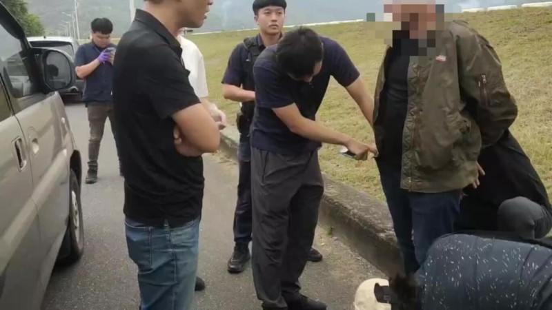 梁姓男子疑與馬姓男子有債務糾紛，3日在花蓮市遭4名男子駕駛廂型車強押至秀林鄉山區毆打拘禁；警方獲報成功攔截車輛，當場逮捕涉嫌人馬男，另在逃3名涉嫌人已掌握身分，將積極查緝到案。（花蓮縣警察局提供）中央社記者李先鳳傳真  114年5月4日   