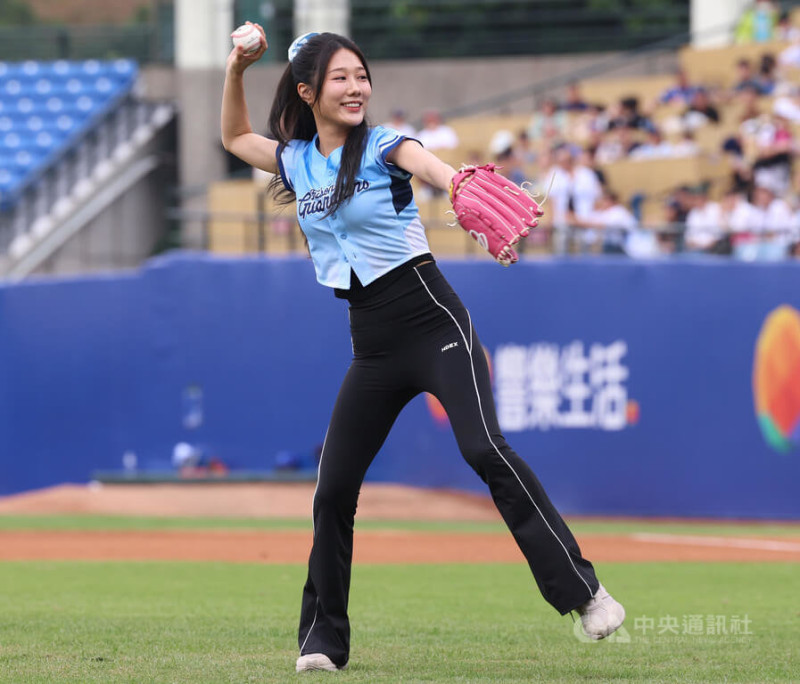 中華職棒富邦悍將在主場新莊棒球場舉辦韓風主題日「안녕你好」,4日賽前邀請YouTuber韓勾ㄟ金針菇(圖)擔任開球嘉賓。中央社記者張新偉攝 114年5月4日