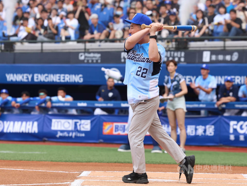 中華職棒富邦悍將在主場新莊棒球場舉辦韓風主題日「안녕你好」,駐台北韓國代表部代表李殷鎬(圖)4日賽前受邀擔任開球打者。中央社記者張新偉攝 114年5月4日