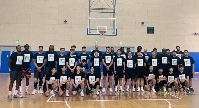 台灣職籃P.LEAGUE+總冠軍賽即將點燃戰火，由例行賽龍頭桃園璞園領航猿對戰台北富邦勇士，兩隊在4日媒體日穿上勇士助理教練梁兆亘（前排右5）自發性印製的T恤，替剴剴案發聲，強調兒虐零容忍，盼各界重視兒童保障及安全。中央社記者陳容琛攝  114年5月4日   