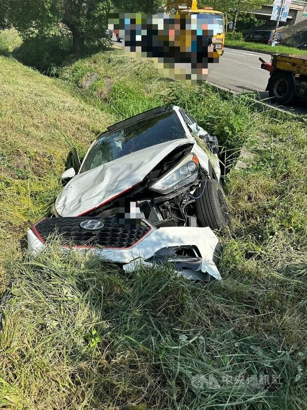 江姓男子4日開車行經國道1號台中交流道匝道時，因不明原因失控衝入邊坡，事故已排除，駕駛經酒測無飲酒情形，肇事經過及肇因警方將持續調查釐清。（翻攝照片）中央社記者蘇木春傳真  114年5月4日   