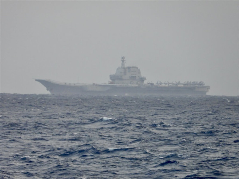海軍田單艦3月31日監控中共海軍航空母艦山東艦，由田單艦上所拍攝到的山東艦照片。（國防部提供）   