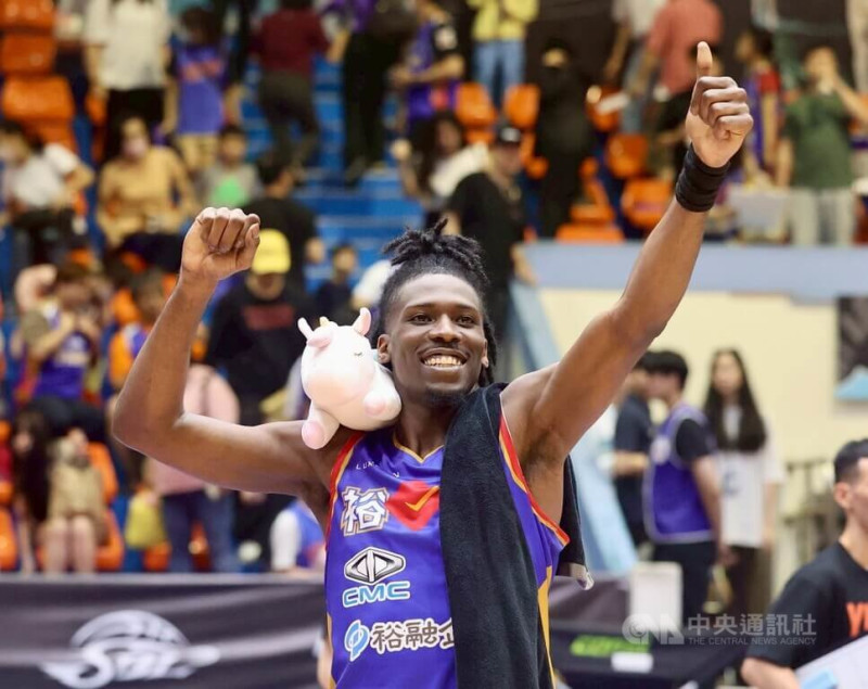 SBL超級籃球聯賽總冠軍賽採5戰3勝制，裕隆集團籃球隊洋將布蘭登（Brandon Moss）連續兩戰繳出超水準發揮，助隊取得聽牌優勢，他4日賽後帶著球隊吉祥物「小白馬」，熱情與場邊球迷互動。中央社記者張皓安攝  114年5月4日   