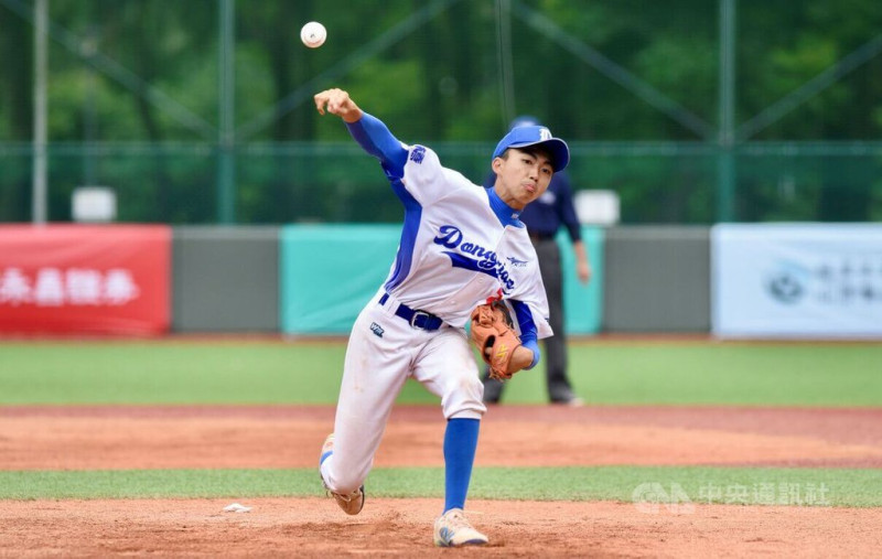TLLB CUP U13台灣社區棒球賽C組東橋社區棒球隊4日單日2勝以分組第一晉級，陣中楊品仲（圖）投打二刀流，先發好投還有單場雙響砲好表現。（台灣世界少棒聯盟）中央社記者謝靜雯傳真  114年5月4日   