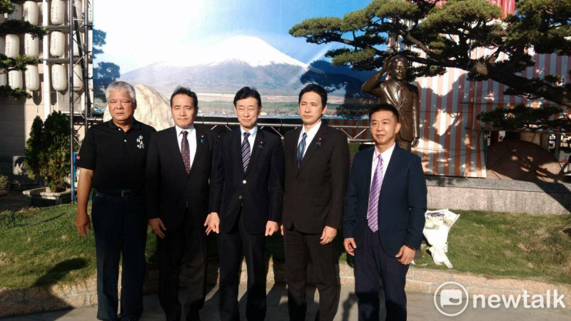 西村康稔(中)在安倍銅像與刻有「台灣加油」的石頭前合影。 圖:孫家銘/攝