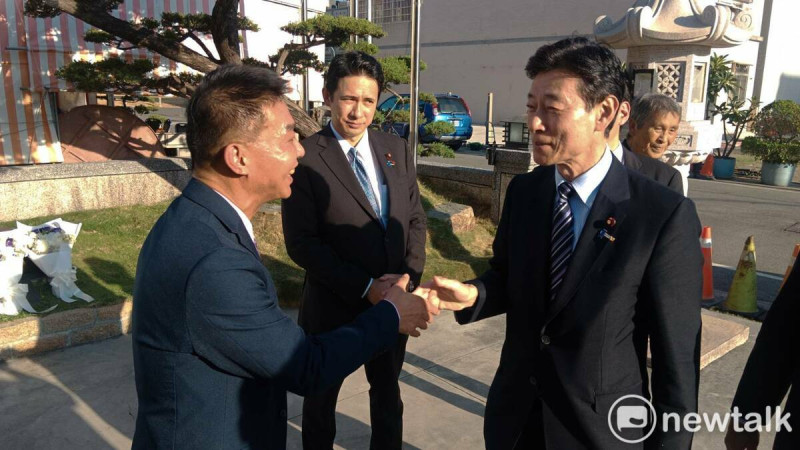 許智傑(左)感謝西村康稔(右) 圖:孫家銘/攝