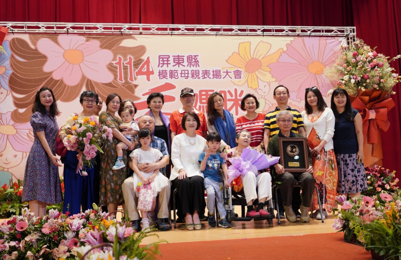 屏東縣模範母親接受縣府表揚,家人同享榮耀。 圖:屏東縣政府/提供