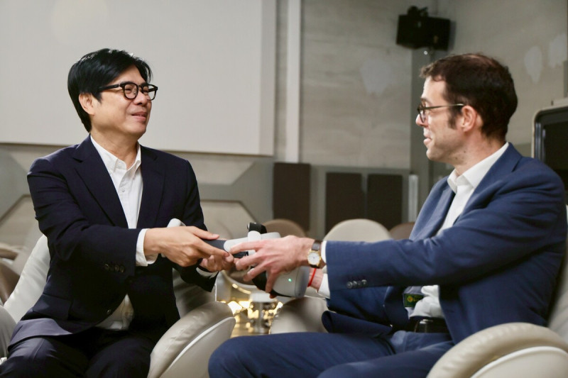 高雄市長陳其邁(左)與法國在台協會主任龍燁(右)，誠摯邀請高雄市民與國內外旅客一同參與第二屆法國生活節。   圖：高雄市行政暨國際處/提供