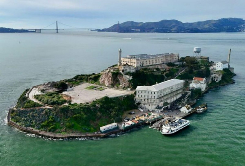 美國總統川普近日表示，他已指示相關部門重新開放並大規模擴建位於加州海岸外的前聯邦監獄「惡魔島」，將其作為關押「最殘忍、最暴力罪犯」的新據點。   圖:翻攝自X帳號@DXDWX999