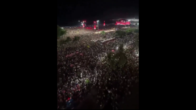 美國流行天后 Lady Gaga 於5月3日在巴西里約熱內盧科帕卡巴納海灘舉辦免費戶外演唱會,吸引超過 210 萬粉絲朝聖。 圖:翻攝自影片