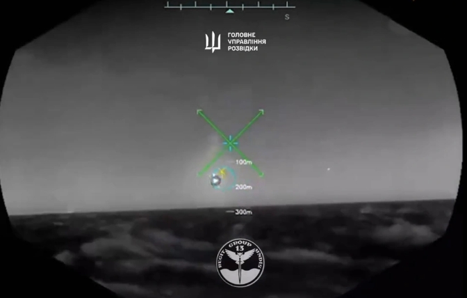 烏軍無人艇瞄準俄軍Su-30戰機。 圖 : 翻攝自河東三叔 烏軍無人艇瞄準俄軍Su-30戰機。 圖 : 翻攝自河東三叔