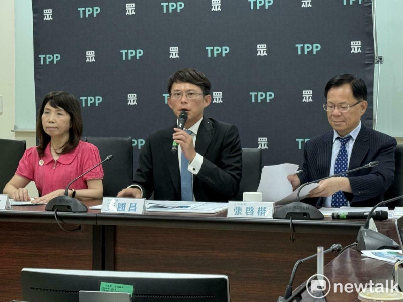 民眾黨團總召黃國昌（中）、副總召張啓楷（右）、幹事長陳昭姿（左）。   圖：周煊惠 / 攝