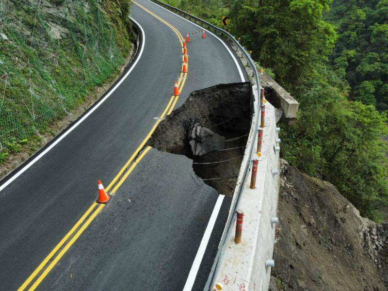 宜專一線七公里處邊坡崩塌,導約15公尺長的外側車道路面塌陷。 圖:林保署宜蘭分署/提供