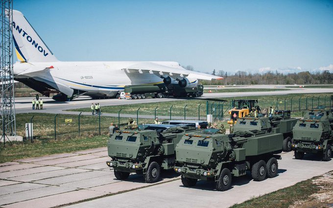 6套美製 HIMARS 多管火箭系統已運抵愛沙尼亞,由烏克蘭的 An-124 運輸機直送阿馬裡空軍基地,作為北約東翼的一環進行戰備整合。 圖:翻攝自X帳號@bayraktar_1love