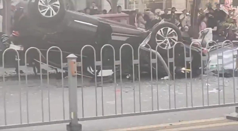 中國山東滕州市 4 日發生一起悲劇，一群民眾等公車時突然被車撞擊，導致至少 7、8 人傷亡。圖為涉事車輛。   圖：翻攝自大雄的微笑 X 帳號