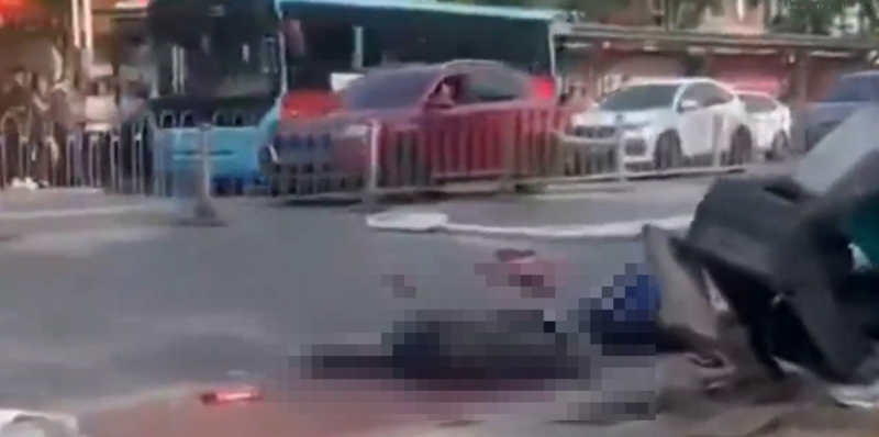 中國山東滕州市 4 日發生一起悲劇,一群民眾等公車時突然被車撞擊,導致至少 7、8 人傷亡。 圖:翻攝自大雄的微笑 X 帳號