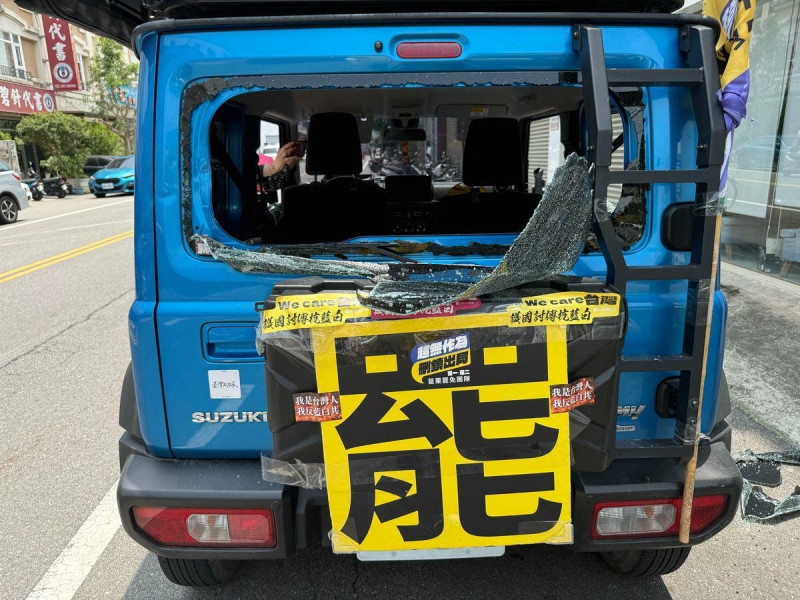 苗栗縣罷免團體車輛傳遭人毀損，砸破所有車窗。   圖：罷團志工「英國阿美」提供