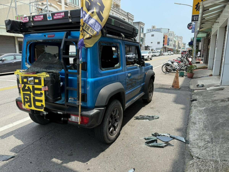 苗栗縣罷免團體車輛傳遭人毀損,砸破所有車窗。 圖:罷團志工「英國阿美」提供