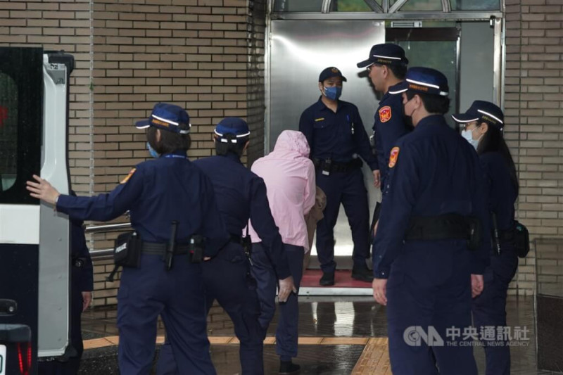 劉姓保母姊妹涉虐死男童「剴剴」案，圖為4月23日妹妹劉若琳（灰色外套）在法警戒護下抵達北院寶慶院區。（中央社檔案照片）   