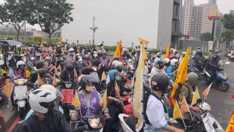 台中罷藍委各民團體有今四區先後送件，場面浩大。    圖：罷團/提供