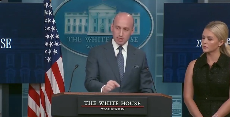 美國總統川普透露，白宮正考慮任命副幕僚長米勒（Stephen Miller，中）接替瓦爾茲（Mike Waltz），出任下一任國家安全顧問。   圖：翻攝White House直播
