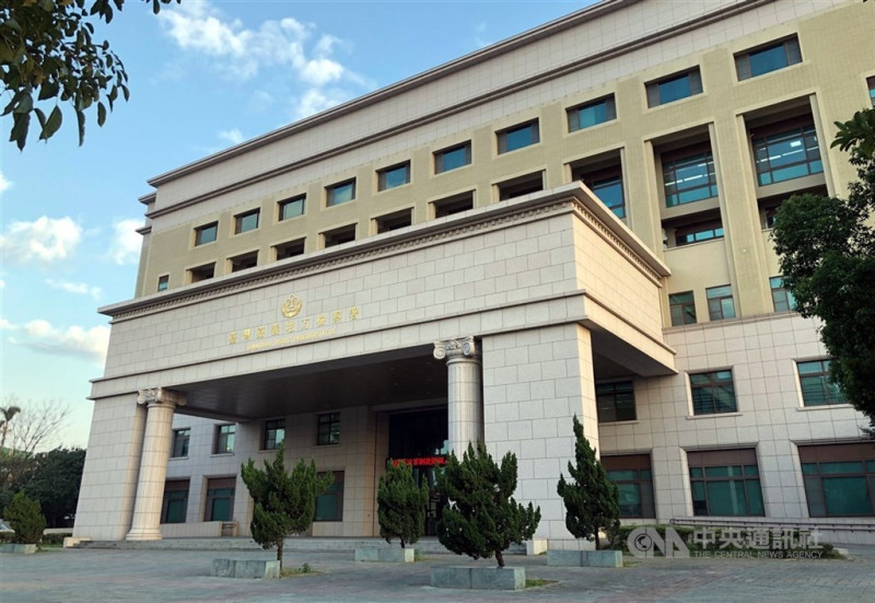 嘉縣莊男利用照顧老闆2名未成年外孫女機會，涉嫌性交、拍攝裸露畫面及上網下載少女性影像，案經美國相關單位通報並偵辦，嘉檢偵結並依法起訴。圖為嘉義地檢署。（中央社檔案照片）   