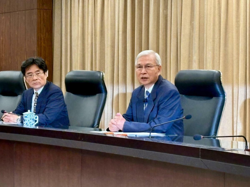 針對新台幣連日強升情況，央行總裁楊金龍（右）今（5）日召開記者會說明。   圖：黃偉柏／攝