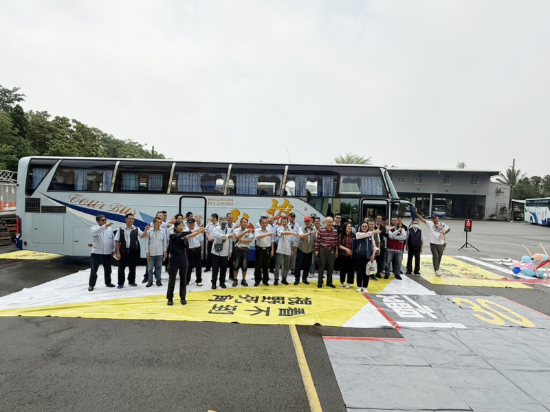 為深化大型車駕駛人交通安全觀念，台中市警察局交通警察大隊等5日辦「大型車駕駛安全」宣導活動，邀大型車、砂石車、運輸業者及客運業者參與。（警方提供）中央社記者郝雪卿傳真 114年5月5日   