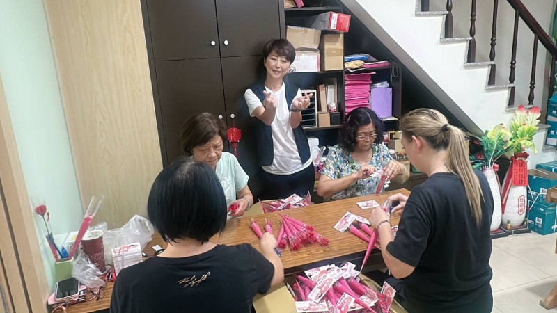民進黨立委陳亭妃貼出服務處製作康乃馨贈品照片   圖：陳亭妃臉書