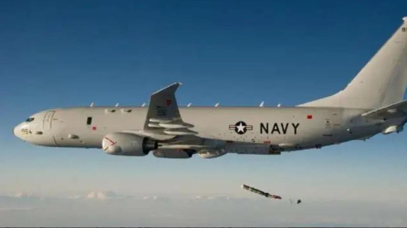 P-8A 反潛巡邏機投擲反潛魚雷 P-8A 反潛巡邏機投擲反潛魚雷